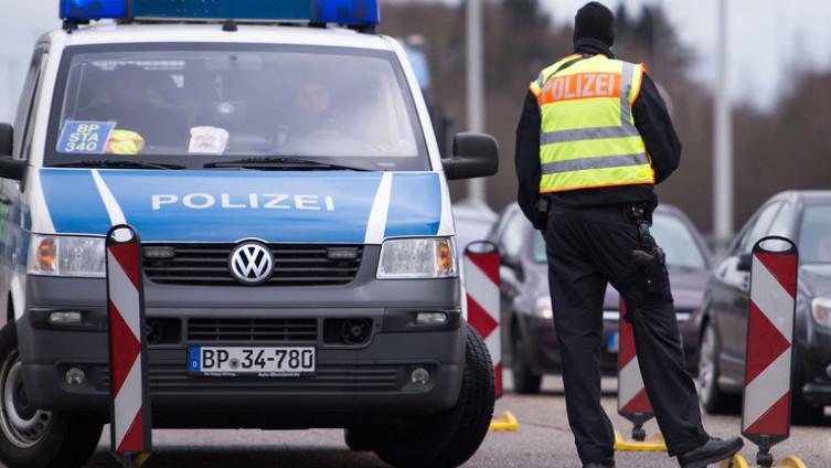 Udarila policajca po zadnjici, završila u stanici