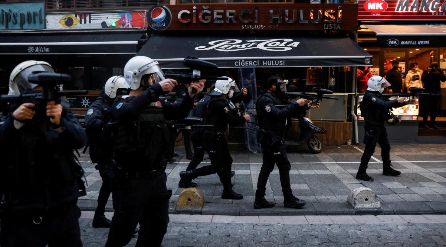 Riot police fire rubber pellets to disperse a gathering in solidarity with Bogazici University students who are protesting against the appointment of Melih Bulu as new rector of the university, in Istanbul, Turkey, February 2, 2021. - Avaz