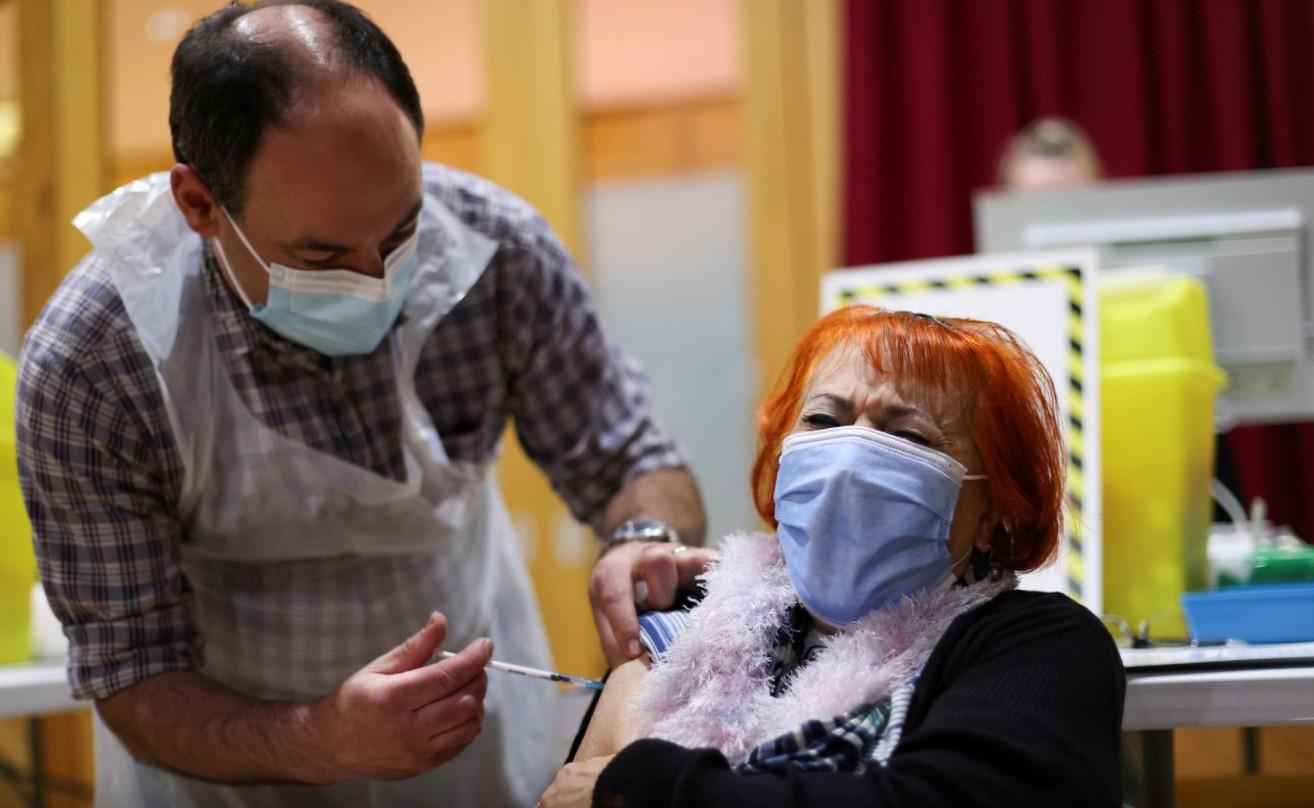 A woman receives a vaccine against the coronavirus disease (COVID-19) in the Winding Wheel Theatre, Chesterfield, Britain February 3, 2021. - Avaz