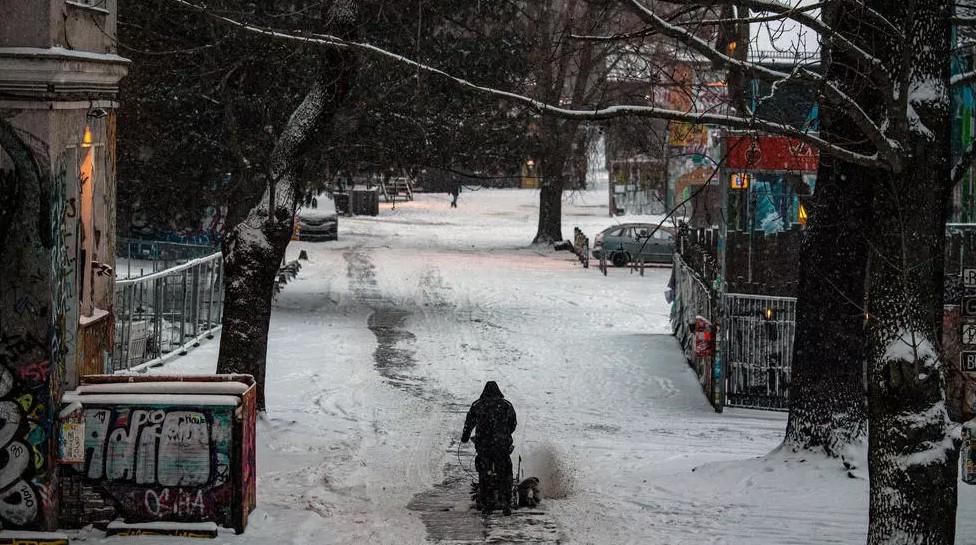 Snow and bitter cold bring travel chaos in Germany