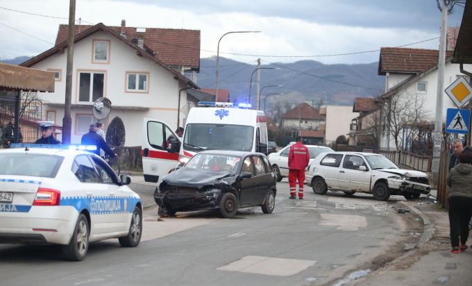 Na lice mjesta došlo je i vozilo Hitne pomoći - Avaz