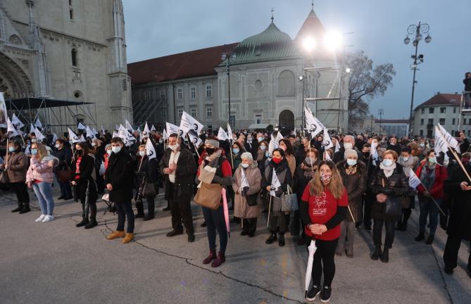 Održana misa pred Zagrebačkom katedralom - Avaz