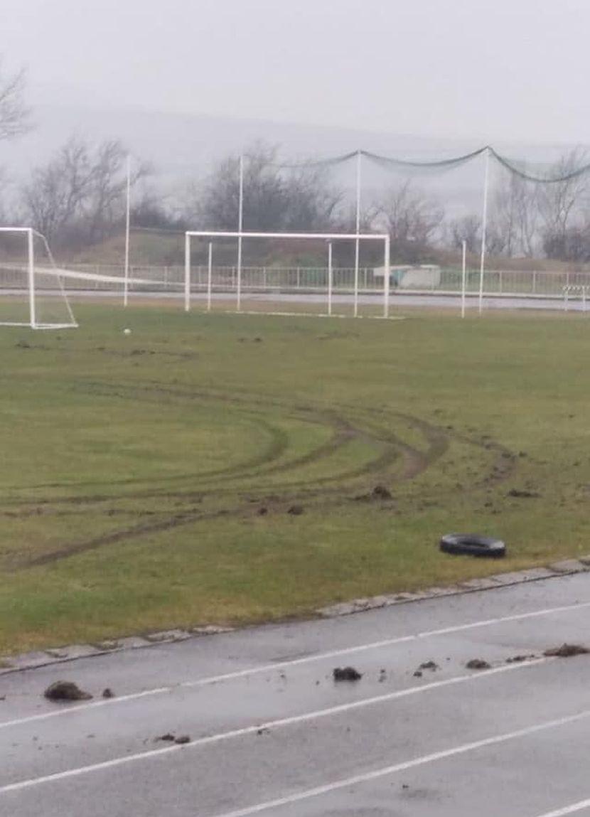 Bahati vozač s BMW-om uletio na stadion