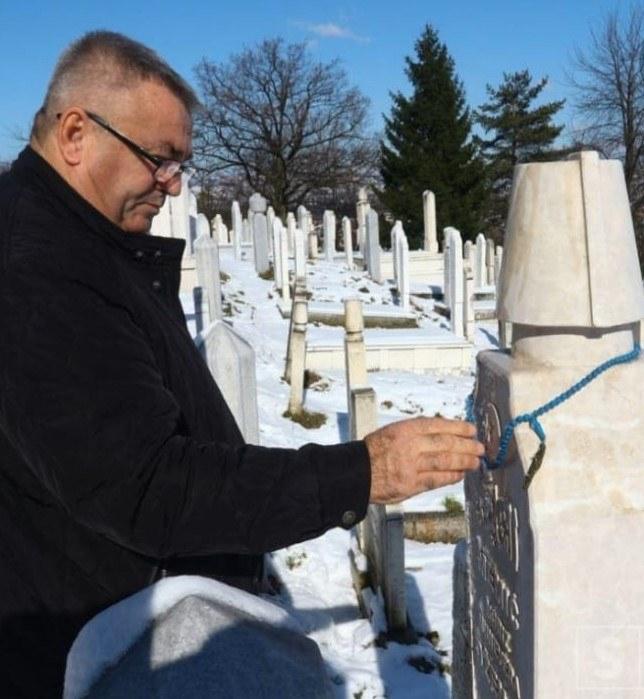 Muriz Memić pored nišana na mezaru sina Dženana - Avaz