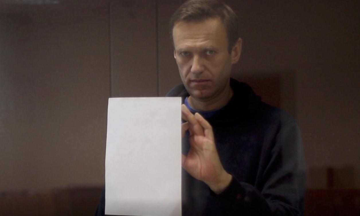 Kremlin critic Alexei Navalny, who is accused of slandering a Russian World War Two veteran, is seen inside a defendant dock during a court hearing in Moscow, Russia, Russia February 16, 2021, in this still image taken from video - Avaz