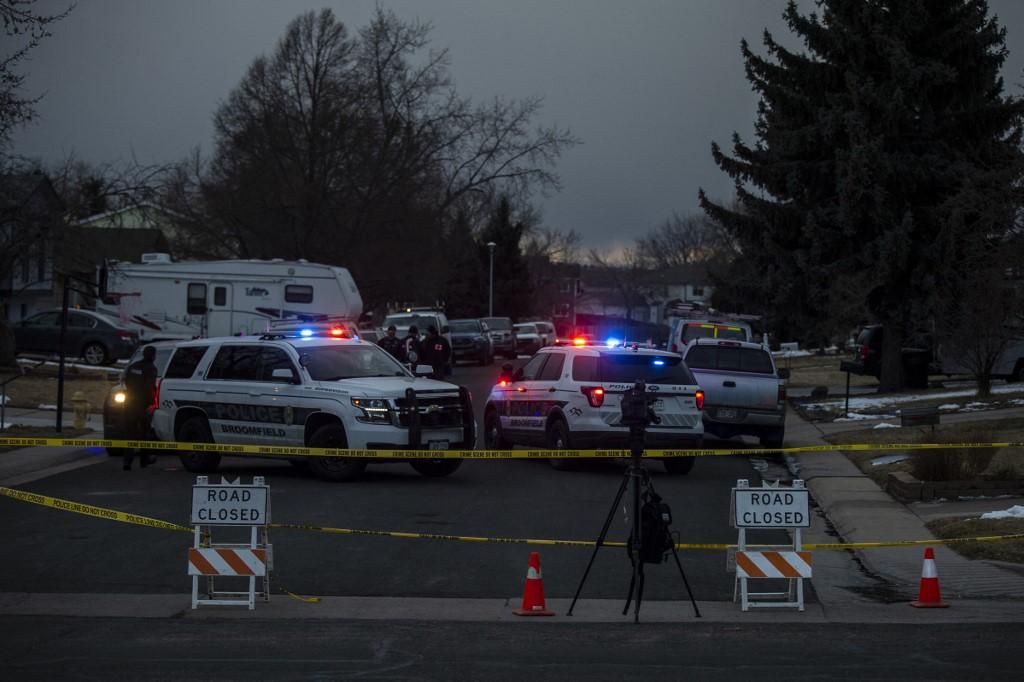 Residents in the Denver suburb of Broomfield found large pieces of the plane scattered around their community - Avaz