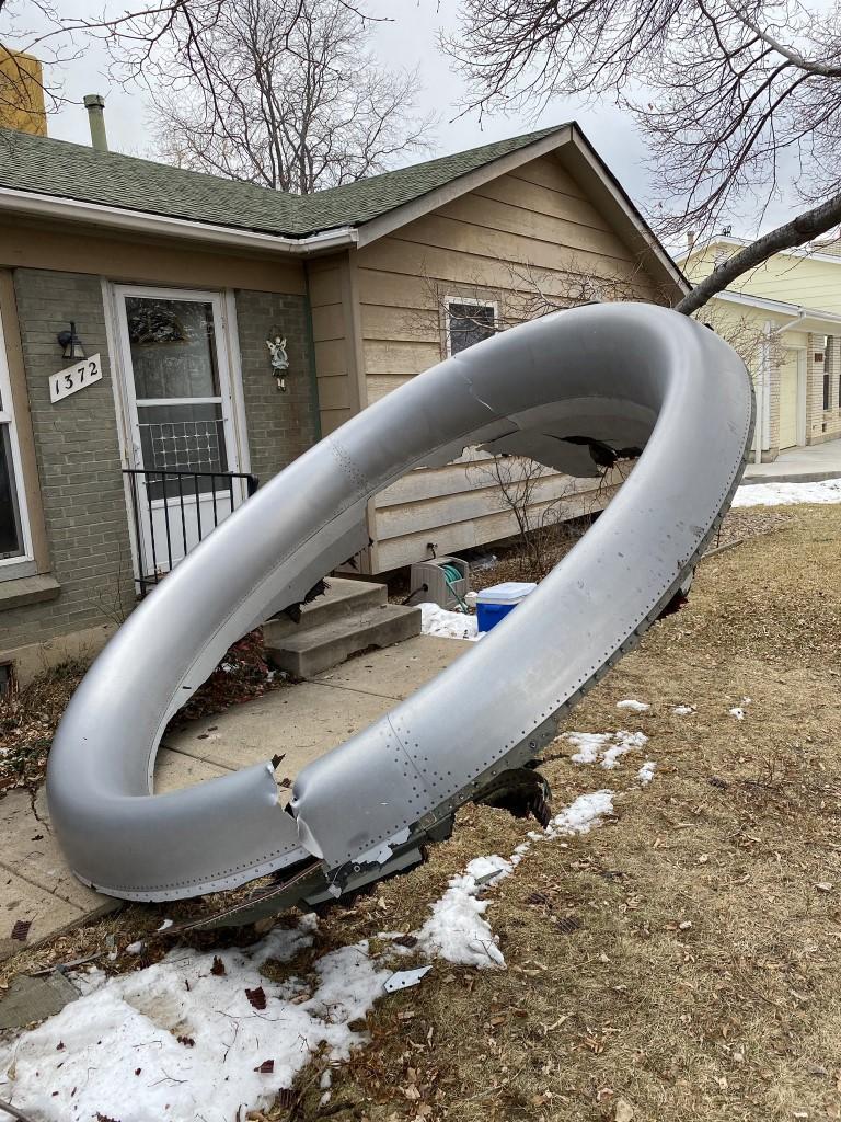 Residents in the Denver suburb of Broomfield found large pieces of the plane scattered around their community - Avaz