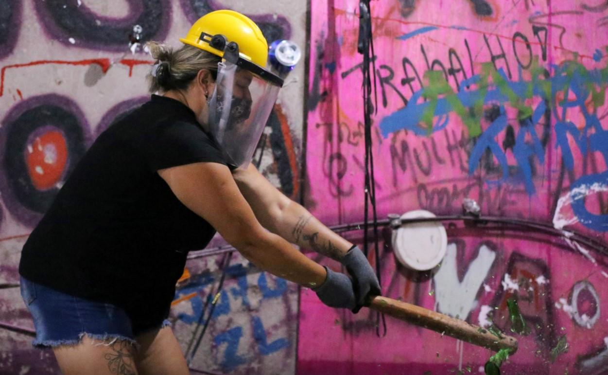 Luciana Holanda smashes a bottle at the Rage Room, a place where people can destroy objects to vent their anger, in Sao Paulo, Brazil, February 19, 2021. - Avaz