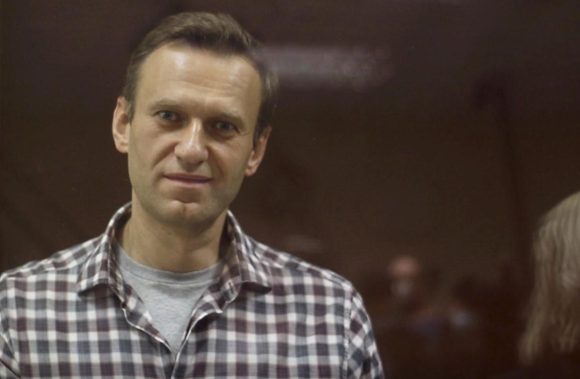 Kremlin critic Alexei Navalny, who is accused of slandering a Russian World War Two veteran, stands inside a defendant dock during a court hearing in Moscow, Russia, Russia February 20, 2021, in this still image taken from video - Avaz