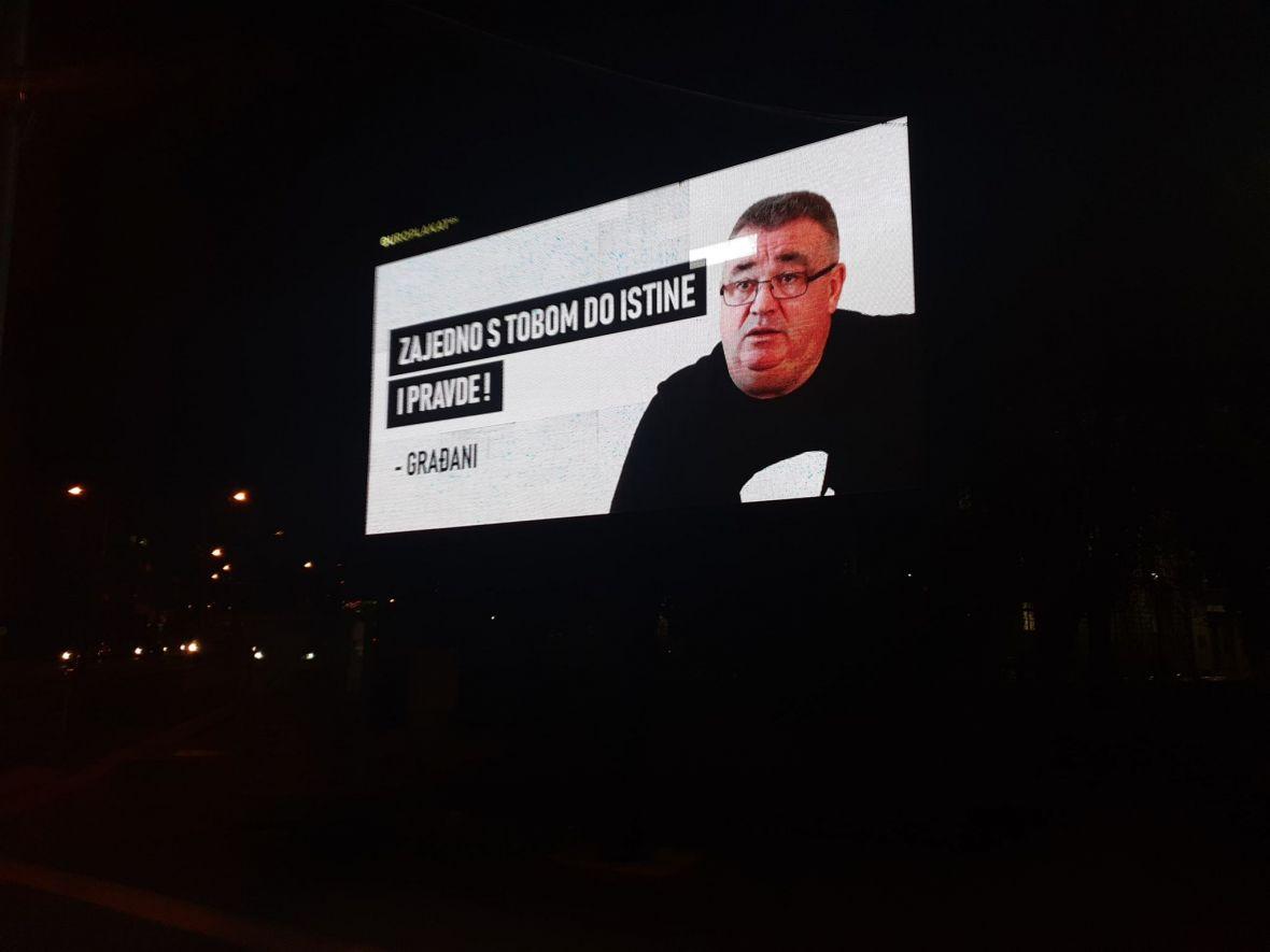 Zajedno s tobom do istine i pravde - navodi se na ogromnom ekranu, uz fotografiju Muriza Memića - Avaz