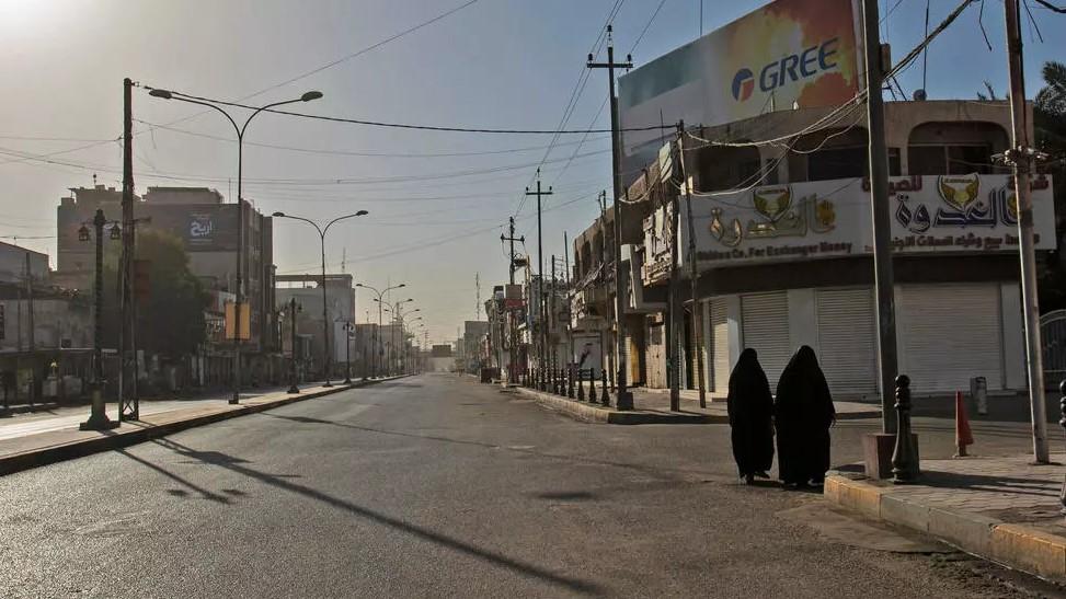 Women walk in a deserted street during a curfew to contain spike in Covid-19 cases, in the southern Iraqi city of Basra - Avaz