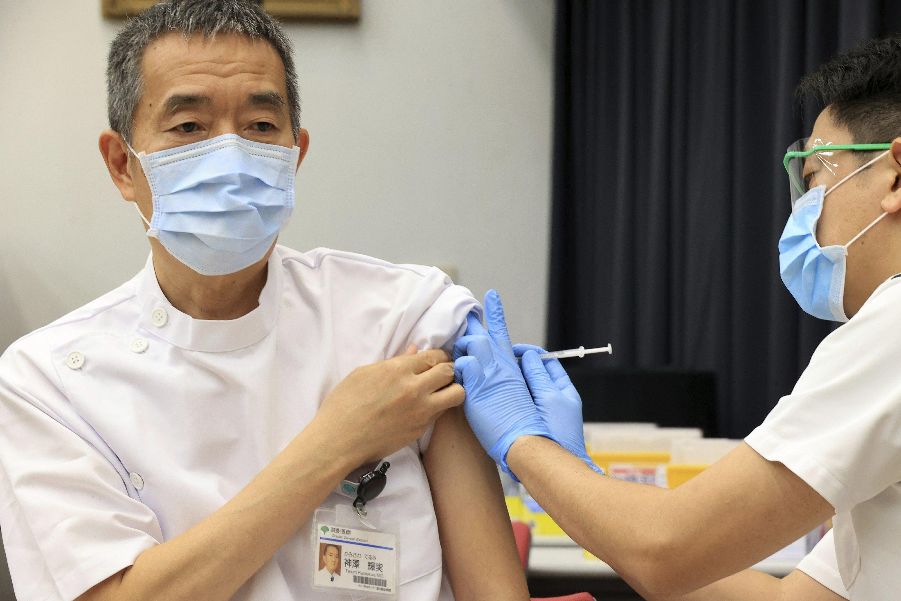 Terumi Kamisawa, left, president of Tokyo Metropolitan Cancer and Infectious Center Komagome Hospital receives a dose of a Pfizer COVID-19 vaccine at the hospital in Tokyo Friday, March 5, 2021. Japan's government will extend a state of emergency in the Tokyo region for another two weeks because its medical systems are still strained by COVID-19 patients, the minister in charge of virus response said Friday - Avaz