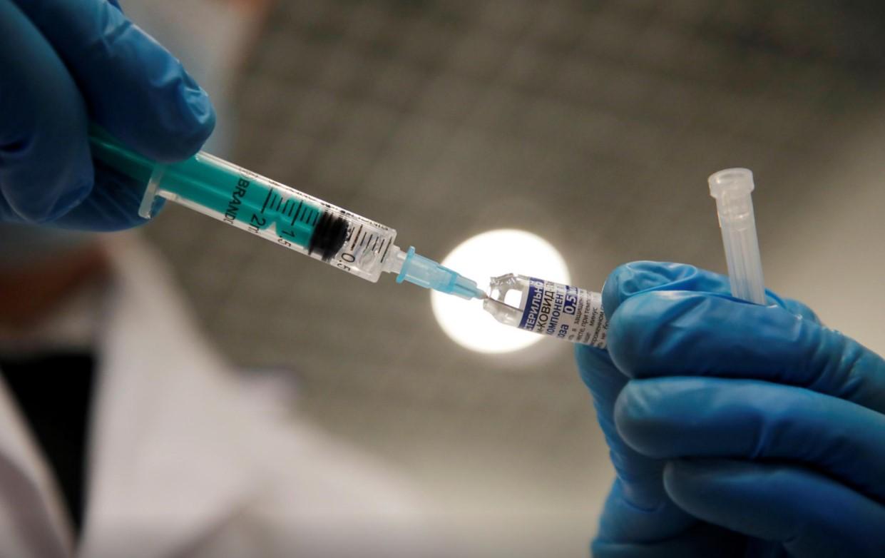 A medical worker holds a syringe with Sputnik V vaccine against the coronavirus disease (COVID-19) at a vaccination centre in Saint Petersburg, Russia February 24, 2021. - Avaz