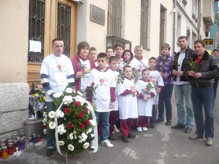 Countless number of kind letters, encouriging messages and drawings from school chlidren have been sent to us. Many citizens of Sarajevo, including Judo Federation members visited our Embassy office for several days since the great eartquake, with flowers and candles - Avaz