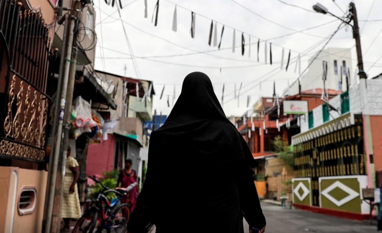 A Muslim woman wearing a hijab walks through a street near St Anthony's Shrine, days after a string of suicide bomb attacks across the island on Easter Sunday, in Colombo, Sri Lanka, April 29, 2019. i - Avaz