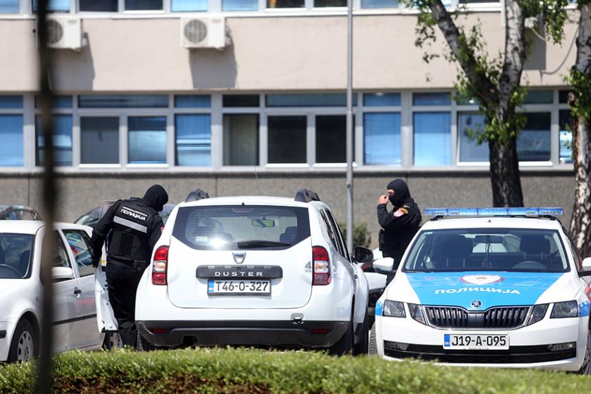 Bejzbol palicom udario Banjalučanina i polomio mu staklo na Mercedesu