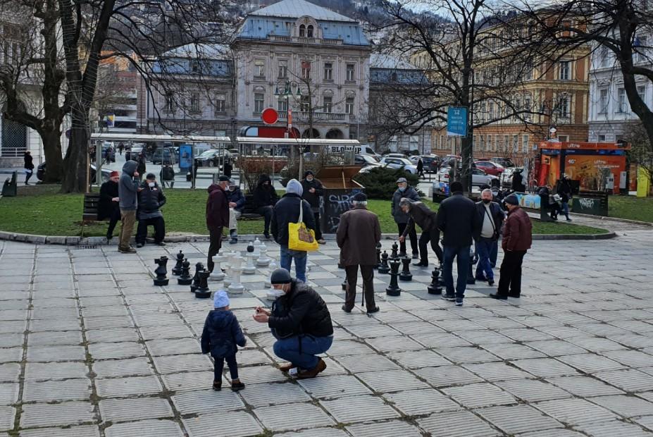 Penzioneri igraju šah - Avaz