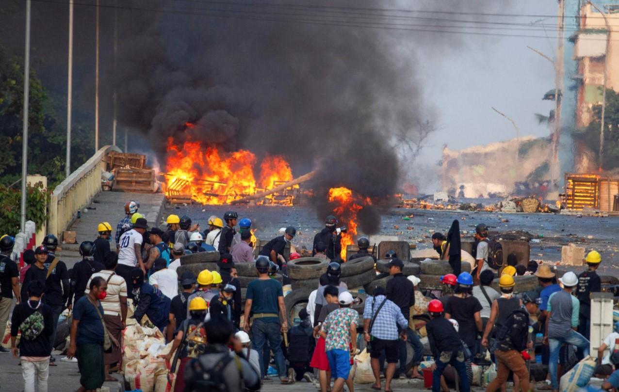 Anti-coup protesters stand at a barricade as they clash with security forces on Bayint Naung Bridge in Mayangone, Yangon, Myanmar March 16, 2021. - Avaz