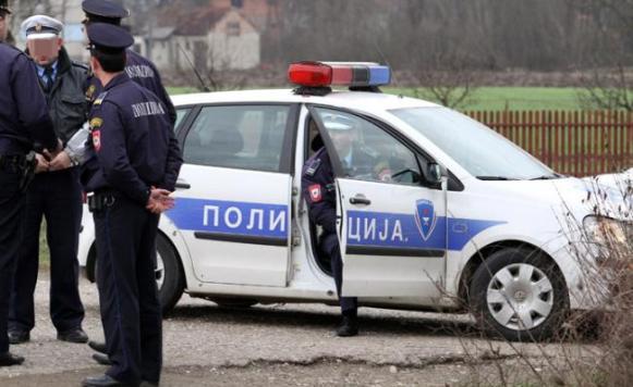 Pokušao udariti policajce, oštetio službeni automobil