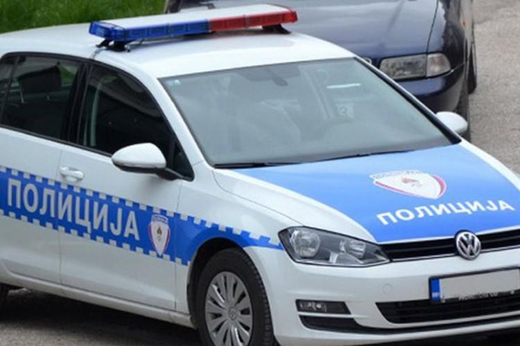 Vozio neregistrovan automobil i vrijeđao policiju