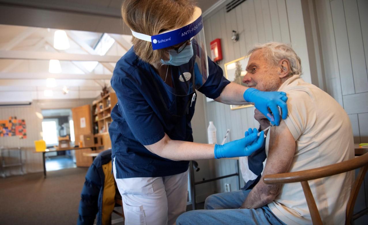 A health worker vaccinates an elderly person with Pfizer's COVID-19 vaccine at a temporary vaccination clinic in a church in Sollentuna, north of Stockholm, Sweden March 2, 2021. - Avaz