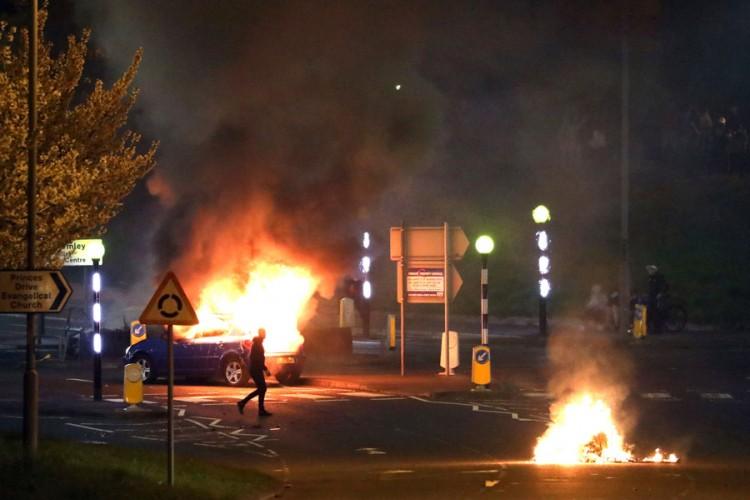 Napadnuti policajci i zapaljeni automobili