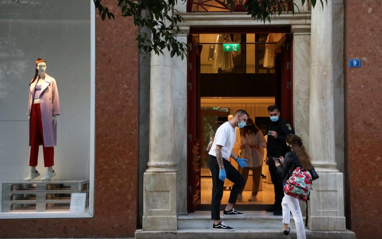 People wearing masks wait to enter a shop on the first day of the re-opening of retail stores, amid the coronavirus disease (COVID-19) pandemic, in Athens, Greece, April 5, 2021. - Avaz