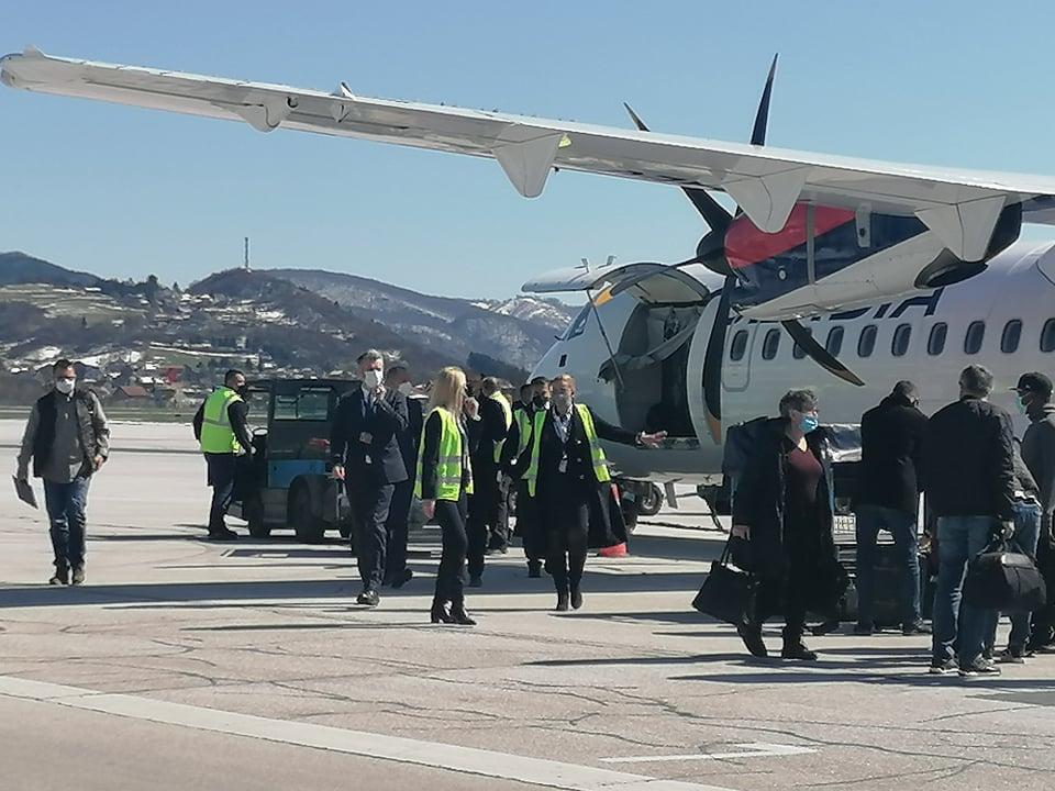 Na Sarajevski aerodrom stiglo 10.000 doza vakcina "AstraZeneca" iz Srbije