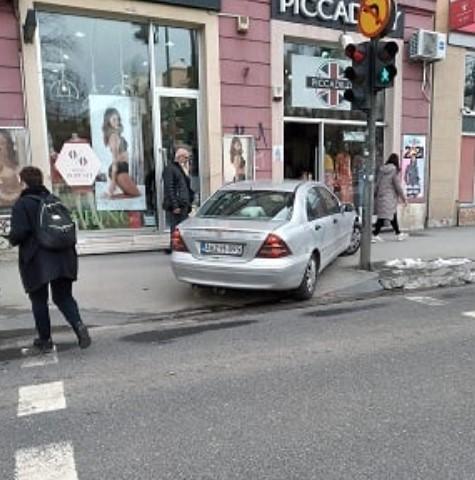 Parkirao vozilo na trotoar - Avaz