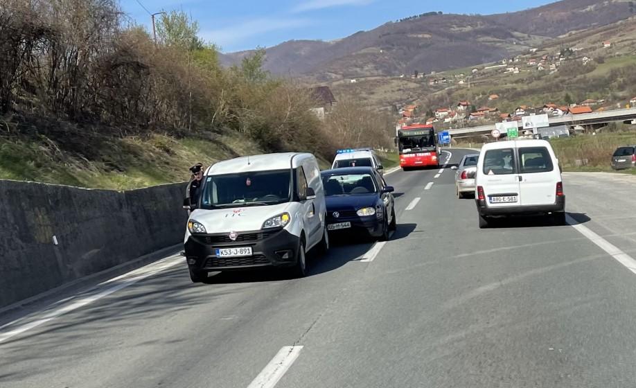 Nesreća na putu M-17 kod Zenice, policija na licu mjesta