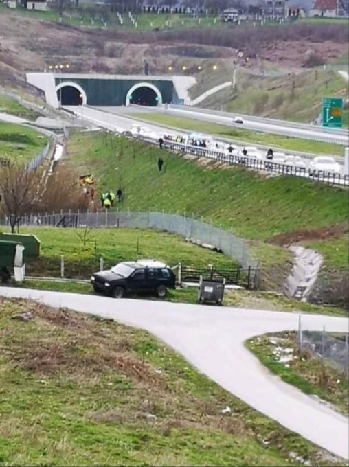 Tri osobe poginule u prevrnutom BMW-u