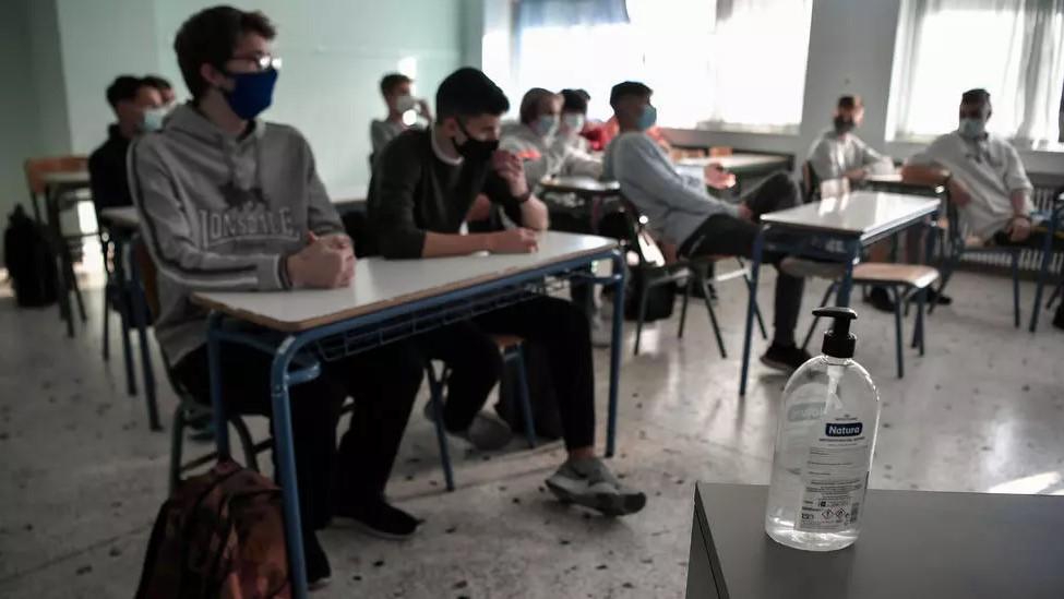 Students at a high school in an Athens suburb after Monday's reopening - Avaz