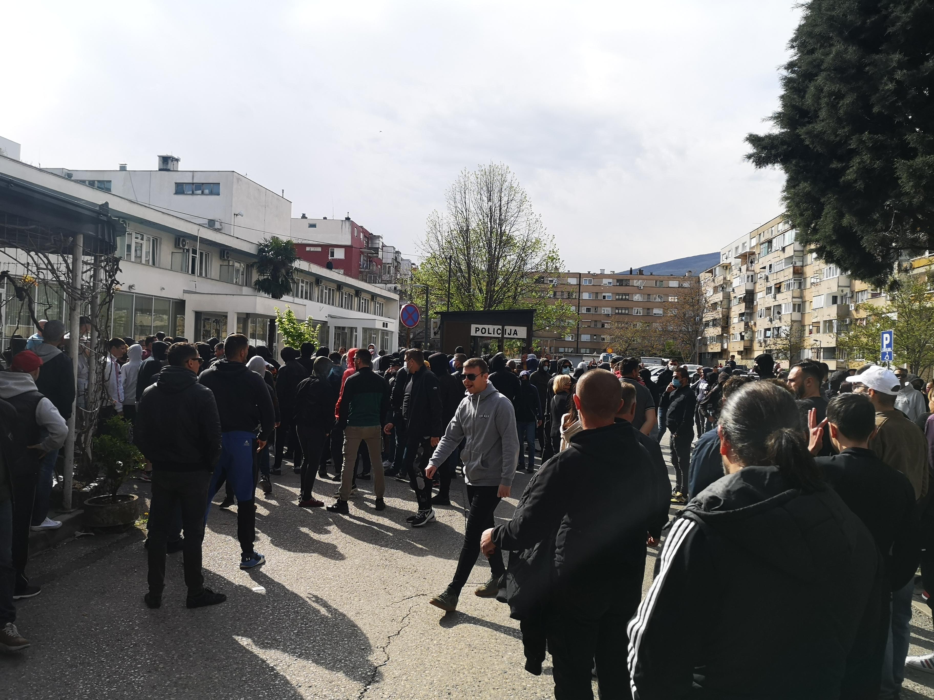 Sramotno skandiranje: Protesti zbog premlaćivanja mladića u Mostaru se pretvorili u nacionalističko orgijanje