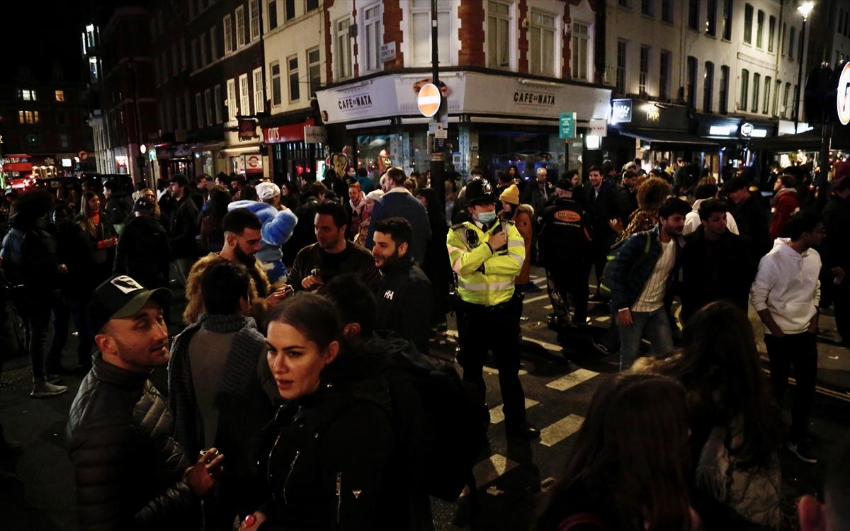 Velike gužve u pabovima i na ulicama Londona