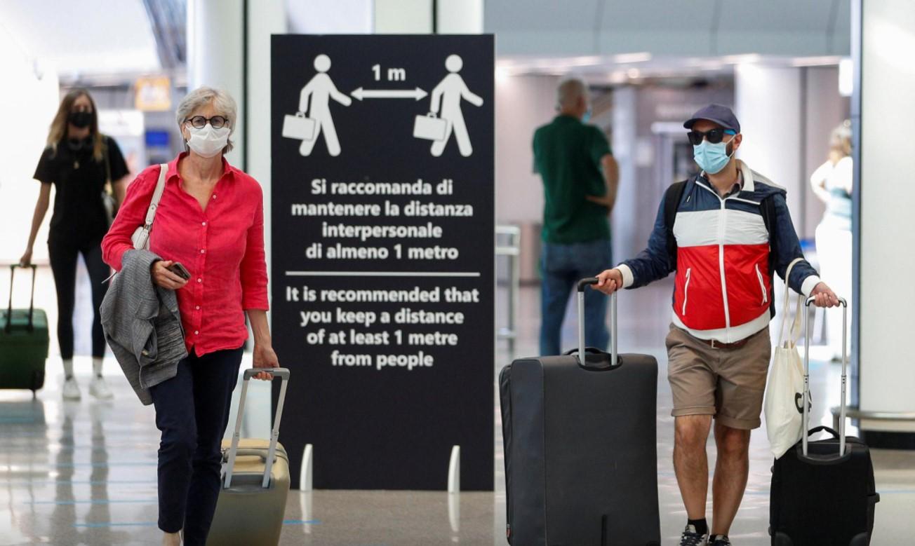 Passengers wearing protective face masks walk at Fiumicino Airport on the day EU governments agreed a "safe list" of 14 countries for which they will allow non-essential travel starting from July, following the coronavirus disease (COVID-19) outbreak, in Rome, Italy, June 30, 2020. - Avaz