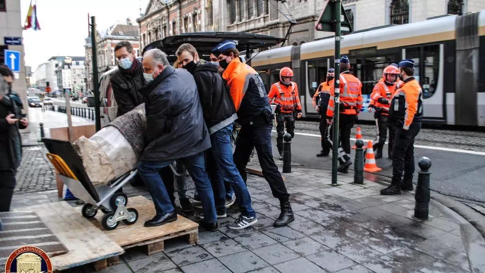 Two off-duty Italian officers spotted the statue while walking around Brussels and became suspicious - Avaz