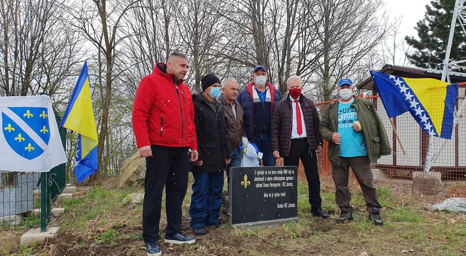 U herojskoj Lukavici na tri dominantne kote, postavjene tri spomen ploče