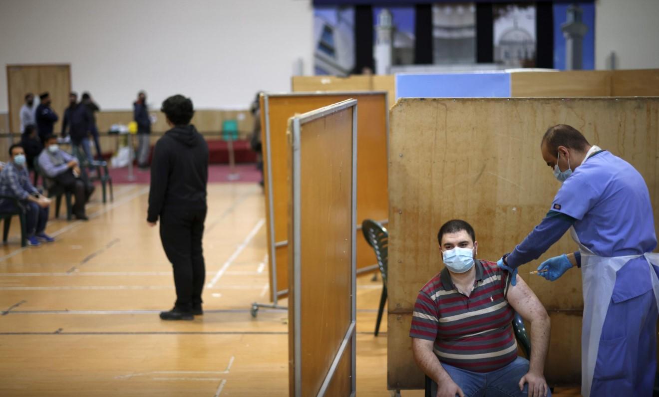 A man receives an injection with a dose of AstraZeneca coronavirus vaccine, at a vaccination centre in Baitul Futuh Mosque, amid the outbreak of coronavirus disease (COVID-19), in London, Britain, March 28, 2021. - Avaz