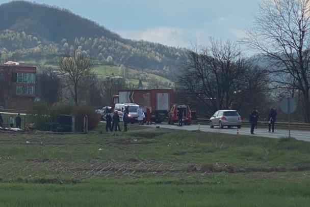 Stravična saobraćajna nesreća kod Tešnja: U sudaru kamiona i vozila poginula jedna osoba