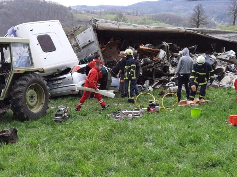 Jezive scene s mjesta nesreće kod Gračanice: Kamion pao na automobil, žena ostala zarobljena u olupini