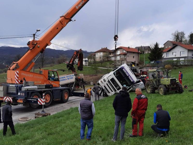 Vatrogasci nadljudskim naporima isjekli smrskani Ford i izvukli ženu