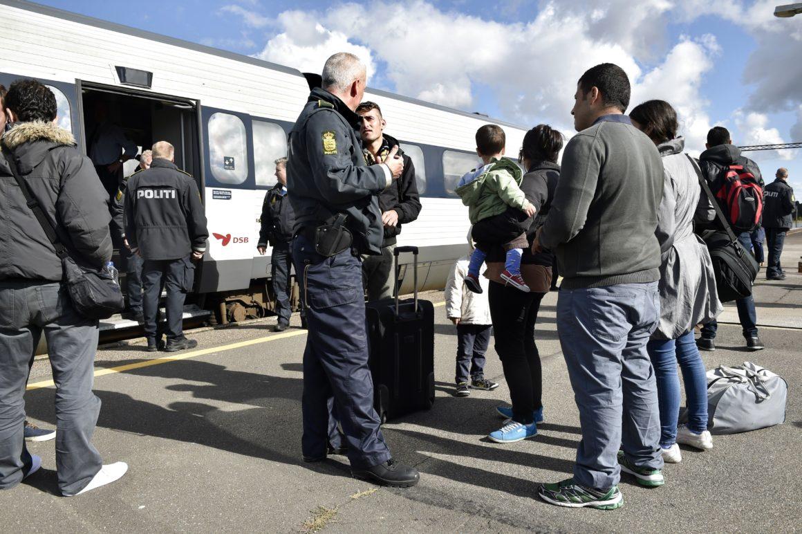 Syrian refugees speak to a Danish police officer at the southern border of the Scandinavian country - Avaz