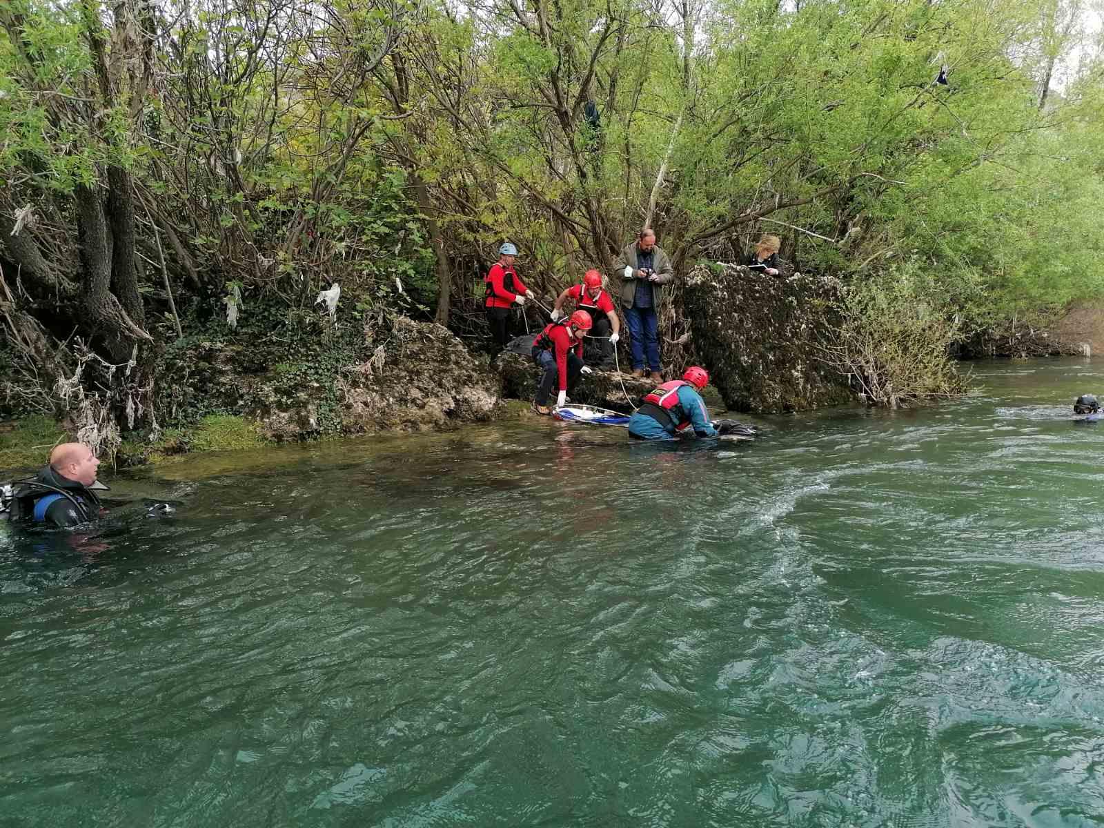 Ronioci su njegovo tijelo pronašli u automobilu - Avaz