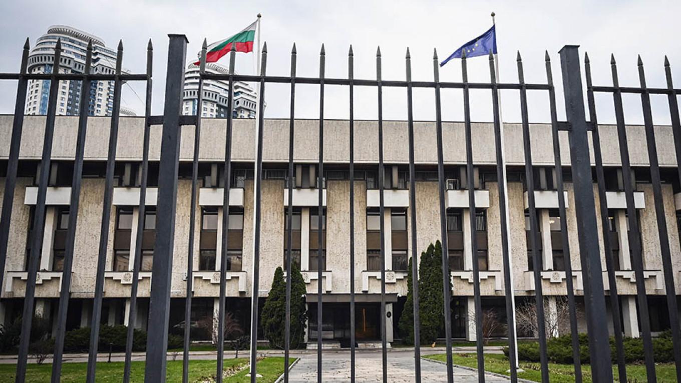 Bulgarian prosecutors said Wednesday they have established links between six Russian nationals who spent time in Bulgaria and four explosions at arms depots in the EU country between 2011 and 2020. - Avaz