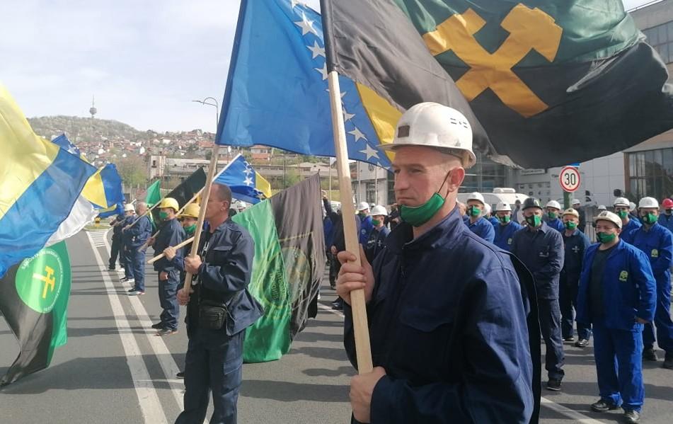 Okončani mirni protesti komorata ispred zgrade Vlade FBiH: Rudari su u miru gradili i ginuli, a u ratu branili i ginuli!