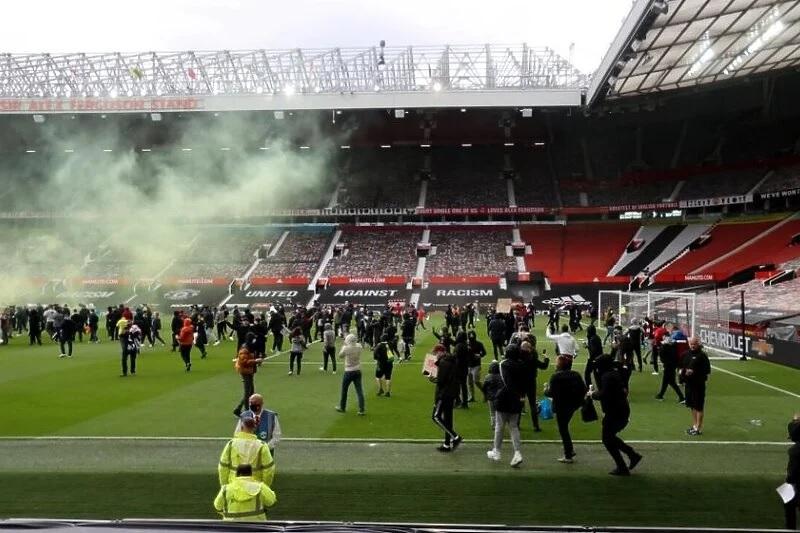 Ljutiti navijači Junajteda upali na Old Traford pred derbi s Liverpulom