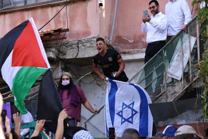 Israeli settlers in Sheikh Jarrah reacting as Palestinian and Israeli activists chant slogans in east Jerusalem on April 16, 2021. - Avaz