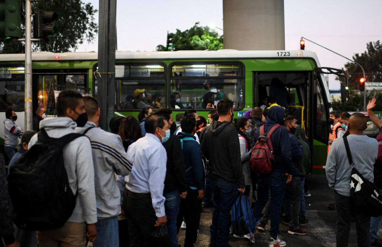 Jedna osoba koja je bila zarobljena ispod vagona izvučena je živa - Avaz