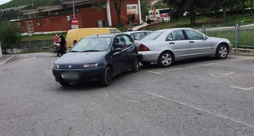 Fotka s parkinga nasmijala Facebook: "To se zove kružna odbrana"