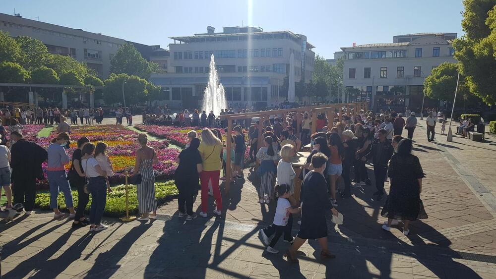 Podgoričani se otimali za saksije cvijeća, prekršili sve epidemiološke mjere